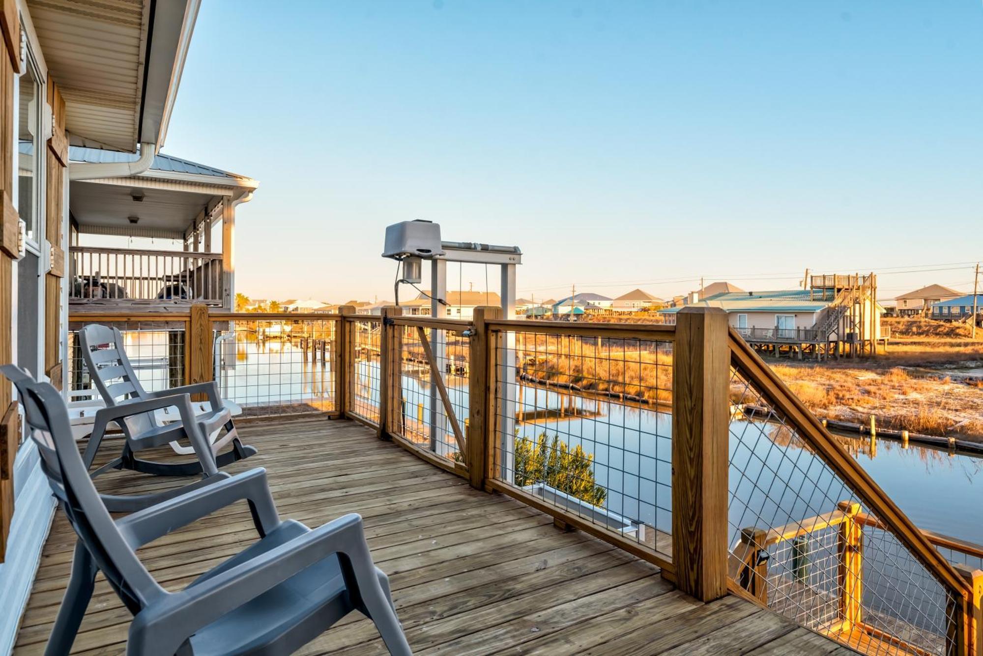 Waters Edge - Private Dock! Only Two Blocks From The Bay Or The Gulf! Plenty Of Parking For Cars Or Boats Home Dauphin Island Esterno foto